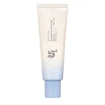کرم ضدآفتاب بی‌رنگ صورت بیوتی آف جوسان SPF50 مدل Aqua Fresh حجم 50 میلی‌لیتر یک ضدآفتاب روزانه با بافت سبک، آبرسان و راحت است که برای محافظت مؤثر از پوست در برابر نور خورشید طراحی شده است. این محصول با SPF50 محافظت بالایی در برابر اشعه‌های مضر خورشید فراهم می‌کند و در عین حال، به‌دلیل بافت مدرن و لطیف خود، تجربه‌ای خوشایند و بدون حس سنگینی روی پوست به جا می‌گذارد. برای افرادی که به‌دنبال یک ضدآفتاب بی‌رنگ، روزانه و سازگار با انواع پوست هستند، این مدل از بیوتی آف جوسان می‌تواند انتخابی بسیار مناسب باشد. یکی از مهم‌ترین ویژگی‌های این ضدآفتاب، بی‌رنگ بودن آن است. فرمول این محصول به‌گونه‌ای طراحی شده که پس از استفاده، رد سفیدی یا ظاهر گچی روی پوست باقی نگذارد و همین موضوع آن را برای طیف‌های مختلف رنگ پوست و همچنین برای استفاده زیر آرایش بسیار کاربردی می‌کند. این ویژگی به‌خصوص برای کسانی که از سفیدک ضدآفتاب روی صورت خود ناراضی هستند، یک امتیاز مهم محسوب می‌شود. بافت Aqua Fresh همان‌طور که از نام آن پیداست، حس رطوبت و سبکی خوبی روی پوست ایجاد می‌کند. این ضدآفتاب برای پوست خشک می‌تواند به حفظ حس نرمی و راحتی کمک کند و برای پوست مختلط و چرب نیز به‌دلیل بافت سبک و جذب مناسب، انتخاب خوبی است؛ زیرا معمولاً احساس خفگی یا چربی بیش از حد روی پوست به‌وجود نمی‌آورد. همچنین برای افرادی که در طول روز چندین لایه از محصولات مراقبتی یا آرایشی استفاده می‌کنند، این محصول به‌دلیل فینیش تمیز و قابل‌قبول، گزینه‌ای مناسب در روتین صبحگاهی است. این ضدآفتاب برای استفاده در مرحله آخر روتین مراقبت پوست، قبل از آرایش، بسیار مناسب است. کافی است حدود ۱۵ تا ۲۰ دقیقه پیش از قرار گرفتن در معرض آفتاب، مقدار کافی از محصول را روی پوست صورت و گردن استفاده کنید. در صورتی که مدت زیادی بیرون از منزل هستید، تعریق دارید یا در معرض نور مستقیم خورشید قرار می‌گیرید، تمدید ضدآفتاب در طول روز ضروری است. در مجموع، ضدآفتاب بی‌رنگ بیوتی آف جوسان مدل Aqua Fresh SPF50 محصولی ایده‌آل برای کسانی است که می‌خواهند در کنار محافظت بالا، از یک بافت سبک، ظاهر طبیعی و استفاده راحت در روتین روزانه لذت ببرند. اگر به دنبال ضدآفتابی هستی که هم برای استفاده روزمره مناسب باشد و هم بدون سفیدک، سبک و خوش‌حس روی پوست بنشیند، این مدل می‌تواند یکی از بهترین انتخاب‌های تو باشد.