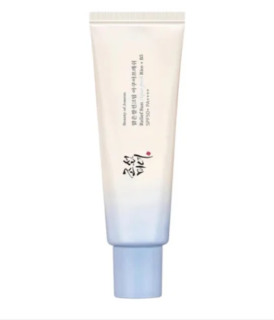کرم ضدآفتاب بی‌رنگ صورت بیوتی آف جوسان SPF50 مدل Aqua Fresh حجم 50 میلی‌لیتر یک ضدآفتاب روزانه با بافت سبک، آبرسان و راحت است که برای محافظت مؤثر از پوست در برابر نور خورشید طراحی شده است. این محصول با SPF50 محافظت بالایی در برابر اشعه‌های مضر خورشید فراهم می‌کند و در عین حال، به‌دلیل بافت مدرن و لطیف خود، تجربه‌ای خوشایند و بدون حس سنگینی روی پوست به جا می‌گذارد. برای افرادی که به‌دنبال یک ضدآفتاب بی‌رنگ، روزانه و سازگار با انواع پوست هستند، این مدل از بیوتی آف جوسان می‌تواند انتخابی بسیار مناسب باشد. یکی از مهم‌ترین ویژگی‌های این ضدآفتاب، بی‌رنگ بودن آن است. فرمول این محصول به‌گونه‌ای طراحی شده که پس از استفاده، رد سفیدی یا ظاهر گچی روی پوست باقی نگذارد و همین موضوع آن را برای طیف‌های مختلف رنگ پوست و همچنین برای استفاده زیر آرایش بسیار کاربردی می‌کند. این ویژگی به‌خصوص برای کسانی که از سفیدک ضدآفتاب روی صورت خود ناراضی هستند، یک امتیاز مهم محسوب می‌شود. بافت Aqua Fresh همان‌طور که از نام آن پیداست، حس رطوبت و سبکی خوبی روی پوست ایجاد می‌کند. این ضدآفتاب برای پوست خشک می‌تواند به حفظ حس نرمی و راحتی کمک کند و برای پوست مختلط و چرب نیز به‌دلیل بافت سبک و جذب مناسب، انتخاب خوبی است؛ زیرا معمولاً احساس خفگی یا چربی بیش از حد روی پوست به‌وجود نمی‌آورد. همچنین برای افرادی که در طول روز چندین لایه از محصولات مراقبتی یا آرایشی استفاده می‌کنند، این محصول به‌دلیل فینیش تمیز و قابل‌قبول، گزینه‌ای مناسب در روتین صبحگاهی است. این ضدآفتاب برای استفاده در مرحله آخر روتین مراقبت پوست، قبل از آرایش، بسیار مناسب است. کافی است حدود ۱۵ تا ۲۰ دقیقه پیش از قرار گرفتن در معرض آفتاب، مقدار کافی از محصول را روی پوست صورت و گردن استفاده کنید. در صورتی که مدت زیادی بیرون از منزل هستید، تعریق دارید یا در معرض نور مستقیم خورشید قرار می‌گیرید، تمدید ضدآفتاب در طول روز ضروری است. در مجموع، ضدآفتاب بی‌رنگ بیوتی آف جوسان مدل Aqua Fresh SPF50 محصولی ایده‌آل برای کسانی است که می‌خواهند در کنار محافظت بالا، از یک بافت سبک، ظاهر طبیعی و استفاده راحت در روتین روزانه لذت ببرند. اگر به دنبال ضدآفتابی هستی که هم برای استفاده روزمره مناسب باشد و هم بدون سفیدک، سبک و خوش‌حس روی پوست بنشیند، این مدل می‌تواند یکی از بهترین انتخاب‌های تو باشد.