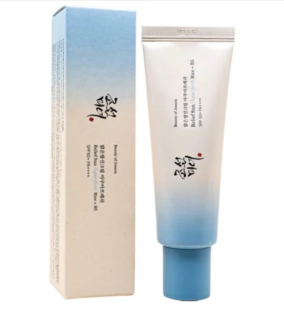کرم ضدآفتاب بی‌رنگ صورت بیوتی آف جوسان SPF50 مدل Aqua Fresh حجم 50 میلی‌لیتر یک ضدآفتاب روزانه با بافت سبک، آبرسان و راحت است که برای محافظت مؤثر از پوست در برابر نور خورشید طراحی شده است. این محصول با SPF50 محافظت بالایی در برابر اشعه‌های مضر خورشید فراهم می‌کند و در عین حال، به‌دلیل بافت مدرن و لطیف خود، تجربه‌ای خوشایند و بدون حس سنگینی روی پوست به جا می‌گذارد. برای افرادی که به‌دنبال یک ضدآفتاب بی‌رنگ، روزانه و سازگار با انواع پوست هستند، این مدل از بیوتی آف جوسان می‌تواند انتخابی بسیار مناسب باشد. یکی از مهم‌ترین ویژگی‌های این ضدآفتاب، بی‌رنگ بودن آن است. فرمول این محصول به‌گونه‌ای طراحی شده که پس از استفاده، رد سفیدی یا ظاهر گچی روی پوست باقی نگذارد و همین موضوع آن را برای طیف‌های مختلف رنگ پوست و همچنین برای استفاده زیر آرایش بسیار کاربردی می‌کند. این ویژگی به‌خصوص برای کسانی که از سفیدک ضدآفتاب روی صورت خود ناراضی هستند، یک امتیاز مهم محسوب می‌شود. بافت Aqua Fresh همان‌طور که از نام آن پیداست، حس رطوبت و سبکی خوبی روی پوست ایجاد می‌کند. این ضدآفتاب برای پوست خشک می‌تواند به حفظ حس نرمی و راحتی کمک کند و برای پوست مختلط و چرب نیز به‌دلیل بافت سبک و جذب مناسب، انتخاب خوبی است؛ زیرا معمولاً احساس خفگی یا چربی بیش از حد روی پوست به‌وجود نمی‌آورد. همچنین برای افرادی که در طول روز چندین لایه از محصولات مراقبتی یا آرایشی استفاده می‌کنند، این محصول به‌دلیل فینیش تمیز و قابل‌قبول، گزینه‌ای مناسب در روتین صبحگاهی است. این ضدآفتاب برای استفاده در مرحله آخر روتین مراقبت پوست، قبل از آرایش، بسیار مناسب است. کافی است حدود ۱۵ تا ۲۰ دقیقه پیش از قرار گرفتن در معرض آفتاب، مقدار کافی از محصول را روی پوست صورت و گردن استفاده کنید. در صورتی که مدت زیادی بیرون از منزل هستید، تعریق دارید یا در معرض نور مستقیم خورشید قرار می‌گیرید، تمدید ضدآفتاب در طول روز ضروری است. در مجموع، ضدآفتاب بی‌رنگ بیوتی آف جوسان مدل Aqua Fresh SPF50 محصولی ایده‌آل برای کسانی است که می‌خواهند در کنار محافظت بالا، از یک بافت سبک، ظاهر طبیعی و استفاده راحت در روتین روزانه لذت ببرند. اگر به دنبال ضدآفتابی هستی که هم برای استفاده روزمره مناسب باشد و هم بدون سفیدک، سبک و خوش‌حس روی پوست بنشیند، این مدل می‌تواند یکی از بهترین انتخاب‌های تو باشد.